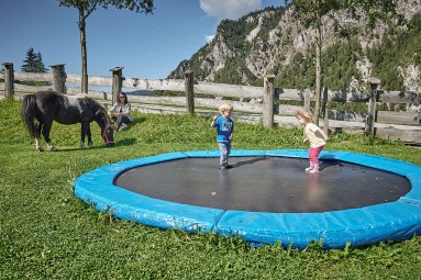 Kinder beim Trampolin-Springen