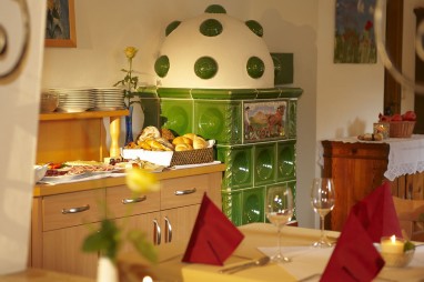 Frühstücksbuffet in der Stube mit Kachelofen